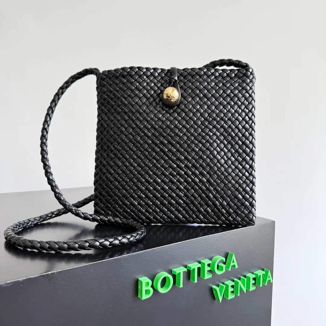 Batch 2480 Bottega Veneta's Tosca, made with exquisite intrecciato weaving technology, three-dimensional trapezoidal cut, neat lines outline a high-end box structure that never fades, giving the soft lambskin a unique silhouette ✨ Small gold balls are embellished to add a sense of fashion, and one leather strip is woven in one piece, simple and advanced. The capacity is suitable for daily life, lifting weight is light, and showing a calm aura in every step. The shoulder-carrying design is practical and carries a low-key taste and relaxed fashion. It is a treasure item that adds points to your outfit. If you know BV, don’t miss it ~ Tosca is your silent business card when traveling around the world. Style number: 777680 Size: 17*19.5*1cm